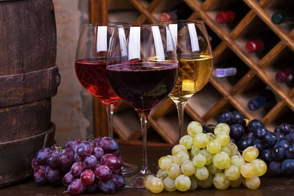 빨강, 장미 및 백색 안경, 와인 병 — 스톡 사진