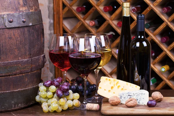 Red, rose and white glasses and bottles of wine — Stock Photo, Image