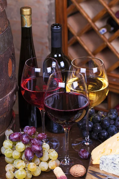 Red, rose and white glasses and bottles of wine — Stock Photo, Image