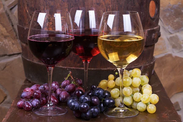 赤、ローズ、白のガラスとワインのボトル — ストック写真