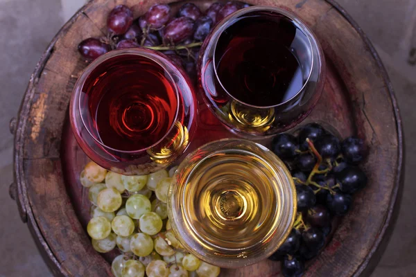 Rote, rosa und weiße Gläser und Flaschen Wein — Stockfoto