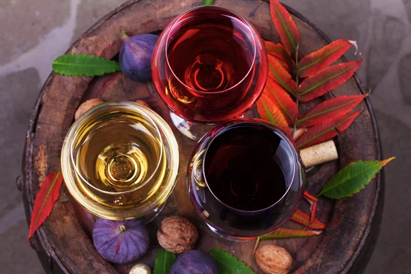 Kırmızı, gül ve beyaz gözlük ve şarap şişeleri — Stok fotoğraf