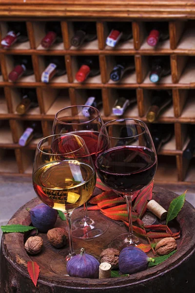 Rood, roze en wit glazen en flessen wijn — Stockfoto