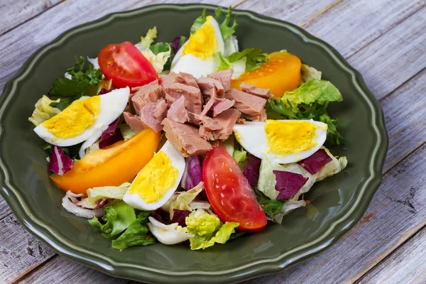 Ton balığı salatası. Yukarıdan görüntüleyin. En iyi stüdyo vurdu