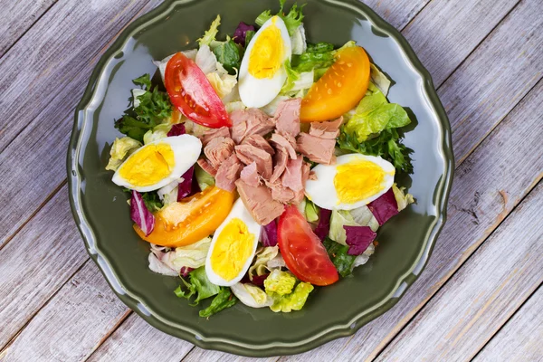 Ton balığı salatası. Yukarıdan görüntüleyin. En iyi stüdyo vurdu