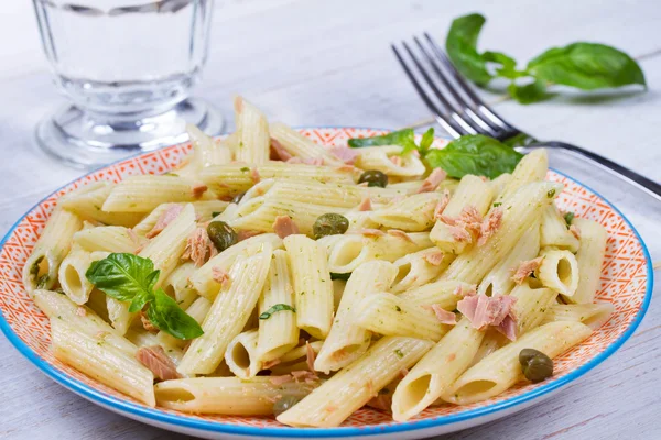 Atún, albahaca y alcaparra penne — Foto de Stock