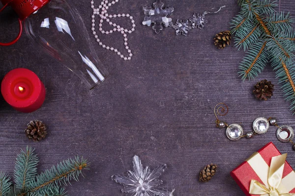 Weihnachtstisch - Teller, Glas, Lampe, Kerze, Tannenzapfen, Geschenkkarton. Ansicht von oben. rustikaler Hintergrund mit freier Textfläche — Stockfoto