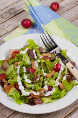 Tavuk ve kırmızı üzüm salatası