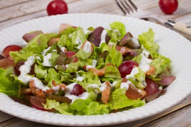 Tavuk ve kırmızı üzüm salatası