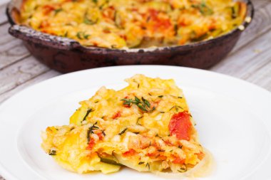 Pişmiş domates, kabak ve patates kekik ve Parmesan peyniri ile