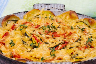Pişmiş domates, kabak ve patates kekik ve Parmesan peyniri ile