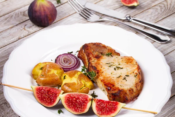 Grilled Pork Chop with Figs on Scewer, Crisp Roasted Potatoes and Thyme — Stock Photo, Image