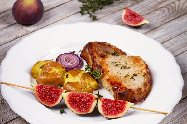Grilled Pork Chop with Figs on Scewer, Crisp Roasted Potatoes and Thyme — Stock Photo, Image
