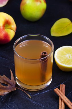 Bardak elma suyu, elma ve limon