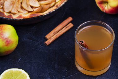 Bardak elma suyu, elma ve limon