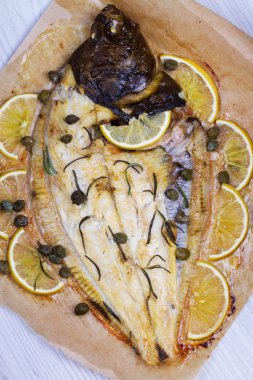 Limon ve parşömen içinde tek cappers.