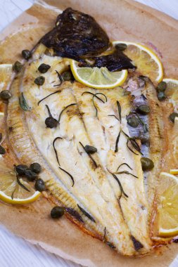 Limon ve parşömen içinde tek cappers.