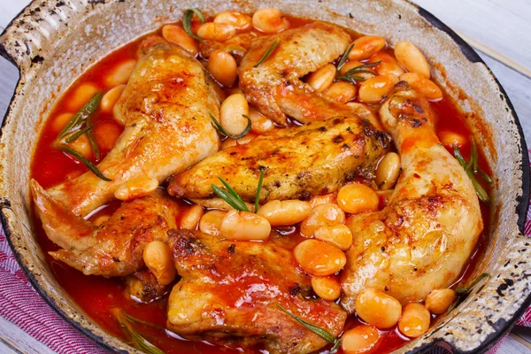 Ayam dengan kacang putih dan rosemary — Stok Foto