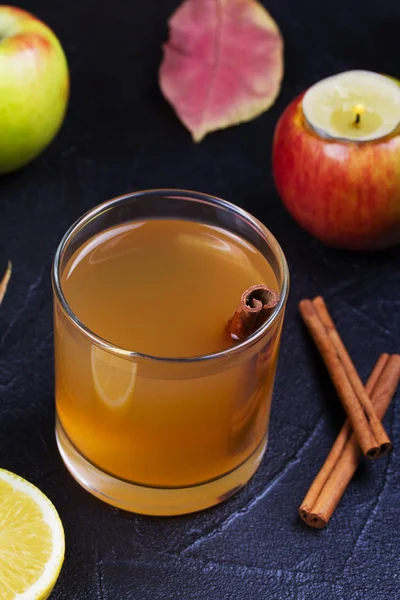 Стакан сидра, яблок и лимона — стоковое фото