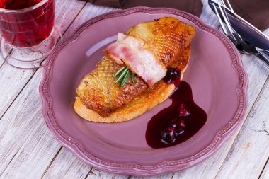 Kızarmış ördek domuz pastırması, berry ve şarap soslu fileto meme