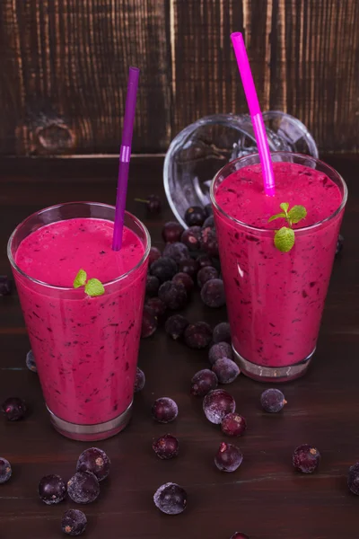 Smoothie congelado de bagas de verão decorado com hortelã no fundo de madeira escura — Fotografia de Stock