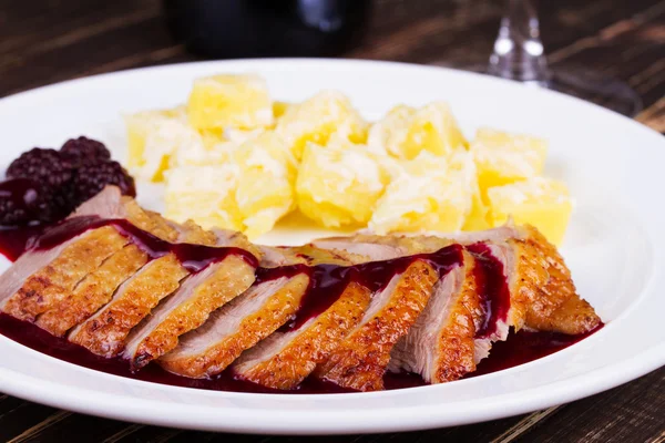 Duck breast fillet with blackberries and wine sauce — Stock Photo, Image