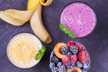 Donmuş yaz çilek ve muz milkshake nane ile süslenmiş