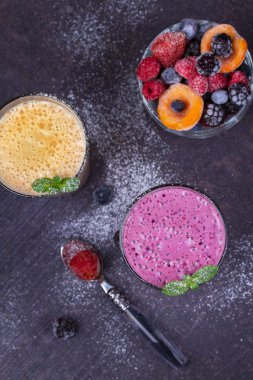 Donmuş yaz çilek ve muz milkshake nane ile süslenmiş