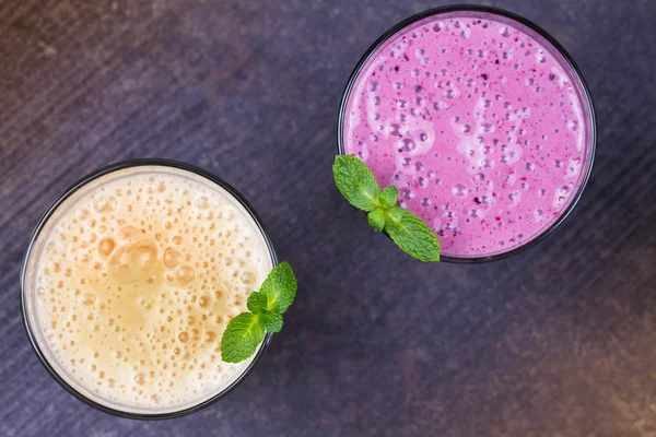 Bayas de verano congeladas y batido de plátano adornado con menta — Foto de Stock