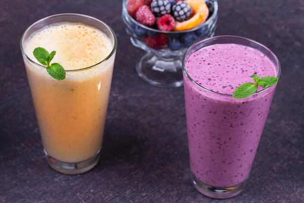 Bayas de verano congeladas y batido de plátano adornado con menta — Foto de Stock