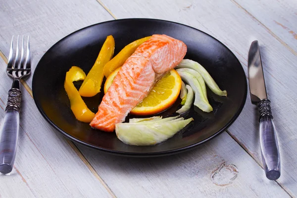 Steamed Salmon with Fennel, Bell Pepper and Oranges — Stock Photo, Image