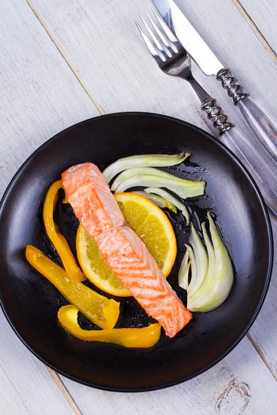 Steamed Salmon with Fennel, Bell Pepper and Oranges — Stock Photo, Image