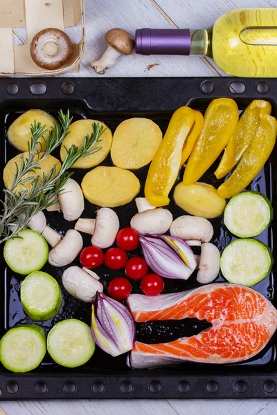 Salmón con pimiento, patata, cebolla azul, champiñones, tomates y romero —  Fotos de Stock