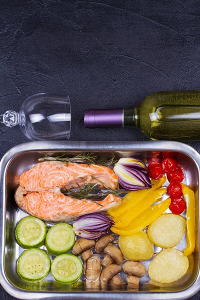 Salmon with Bell Pepper, Potato, Blue Onion, Mushrooms, Tomatoes,  and Rosemary — Stock Photo, Image