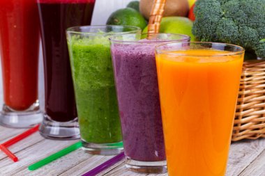 Meyve ve sebze bir rustik ahşap arka plan ile sağlıklı renkli Smoothies