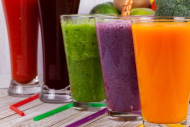 Meyve ve sebze bir rustik ahşap arka plan ile sağlıklı renkli Smoothies