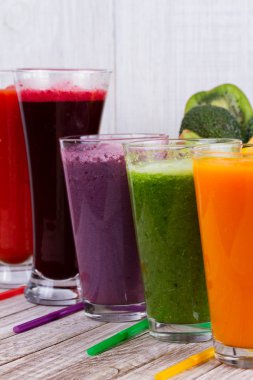 Meyve ve sebze bir rustik ahşap arka plan ile sağlıklı renkli Smoothies