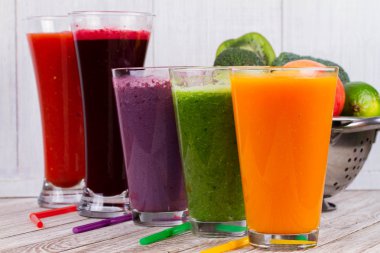 Meyve ve sebze bir rustik ahşap arka plan ile sağlıklı renkli Smoothies