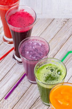 Meyve ve sebze bir rustik ahşap arka plan ile sağlıklı renkli Smoothies