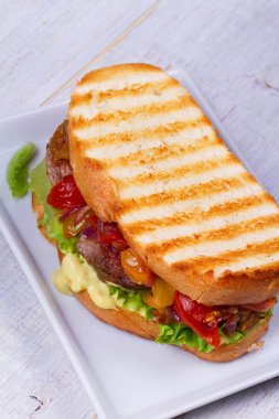 Etli sandviç domates, kişniş, kırmızı soğan ve yeşil salata ile