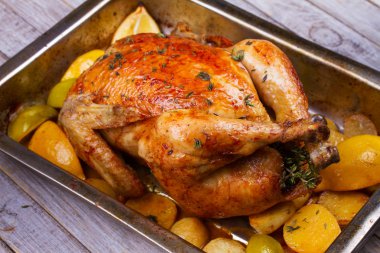 Tavuk limon, limon, patates ve kekik ile