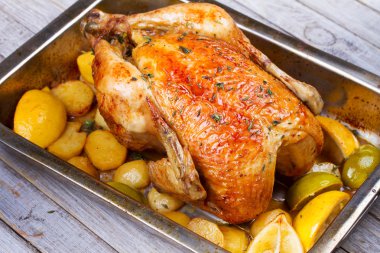 Tavuk limon, limon, patates ve kekik ile