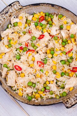 Tavuk pirinç, bezelye, Mısır ve biber ile