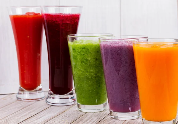 Meyve ve sebze bir rustik ahşap arka plan ile sağlıklı renkli Smoothies