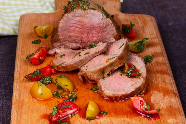 Steak with Tomatoes, Thyme, Coriander and Garlic on Cutting Board — Stock Photo, Image