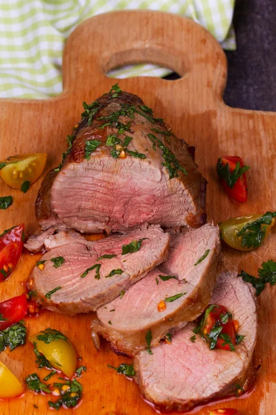 Steak with Tomatoes, Thyme, Coriander and Garlic on Cutting Board — Stock Photo, Image