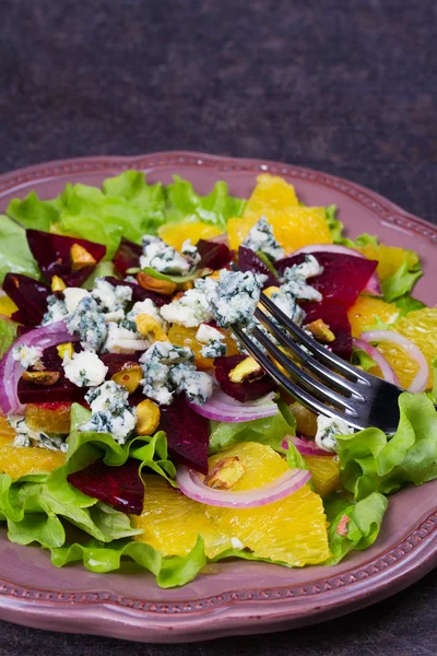 Ensalada de naranja, remolacha, queso azul, cebolla roja y pistachos — Foto de Stock