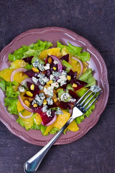 Ensalada de naranja, remolacha, queso azul, cebolla roja y pistachos — Foto de Stock