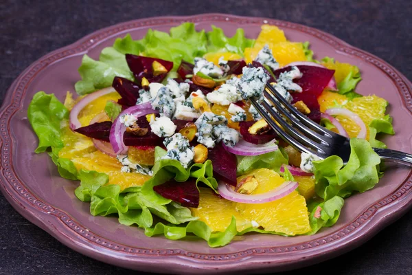 Ensalada de naranja, remolacha, queso azul, cebolla roja y pistachos — Foto de Stock