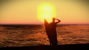 Gün batımında sörfçü